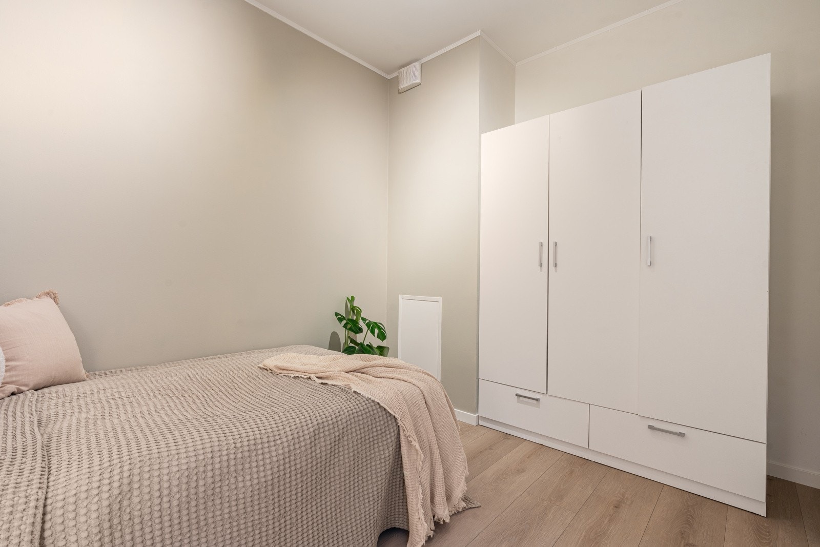 Soverom 3 er av god størrelse og har garderobeskap og god plass til dobbelseng. Rommet har kodelås på døren og har adkomst fra entré