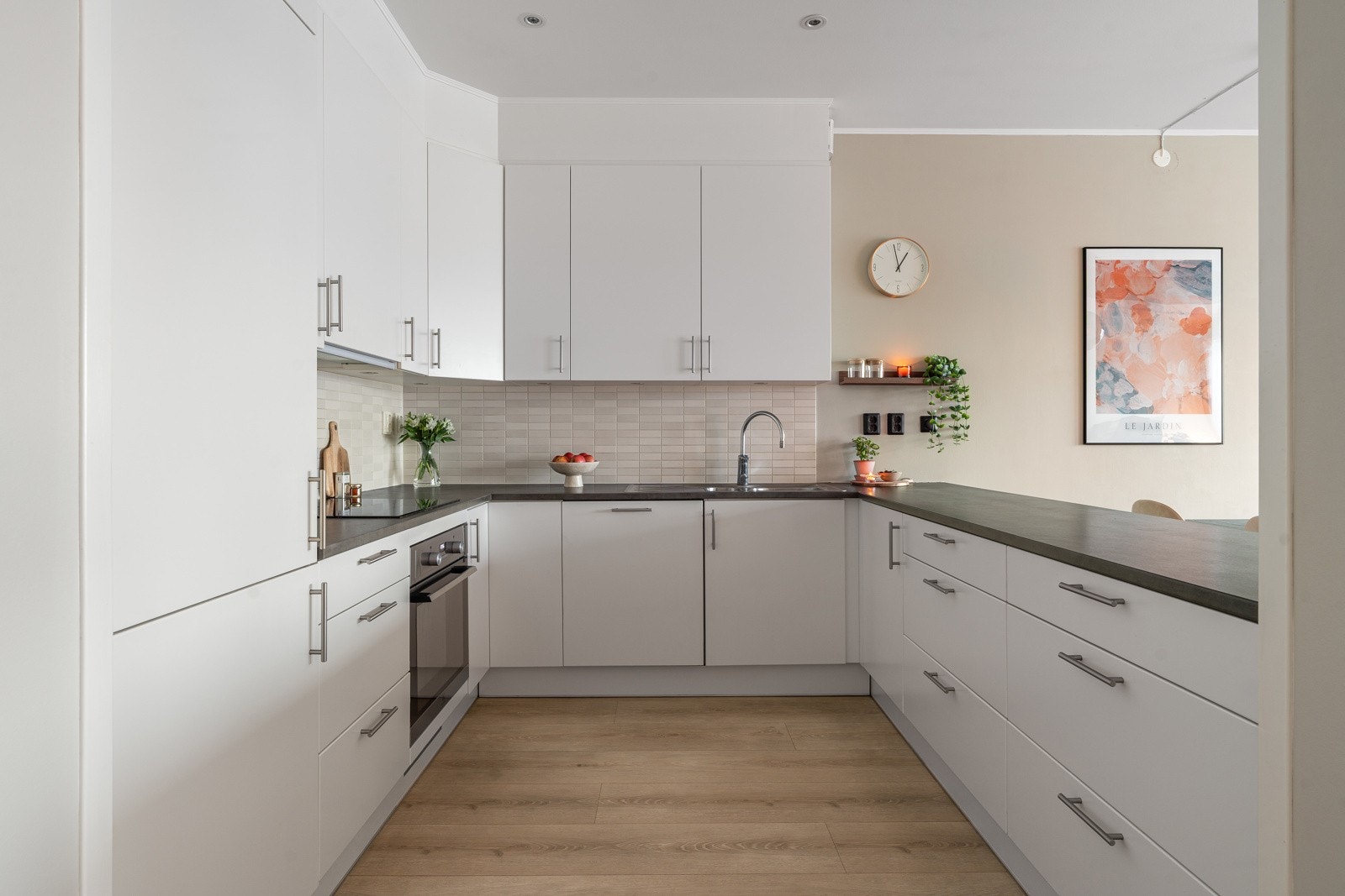 Kjøkkenet har en god utforming med gjennomtenkte løsninger.