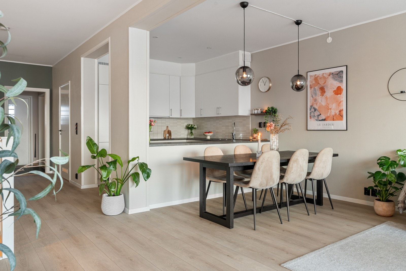 Åpen stue- og kjøkkenløsning, som skaper et sosialt og fantastisk allrom for hele familien!