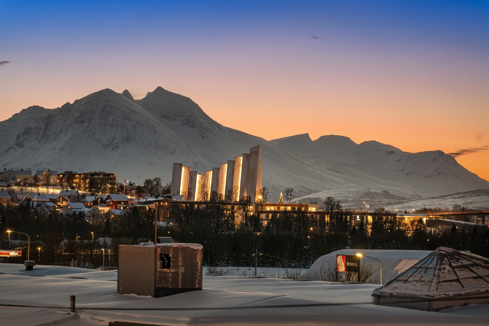 Vestvendt beliggenhet med solrike uteområder og flott utsikt!