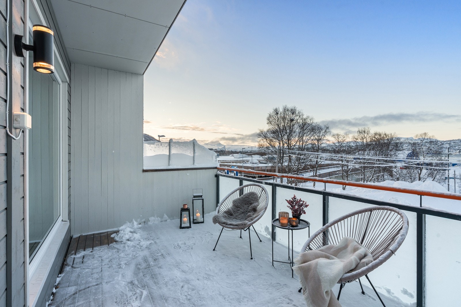 Gode solforhold hele dagen til sent på kvelden/midnatt