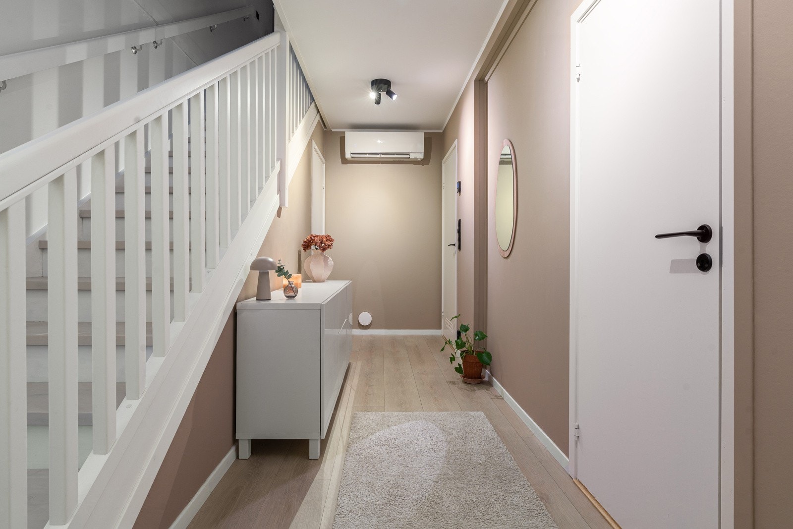 Det er varmepumpe i første plan, som gir behagelig varme. Det er også flere boder med gode lagringsmuligheter