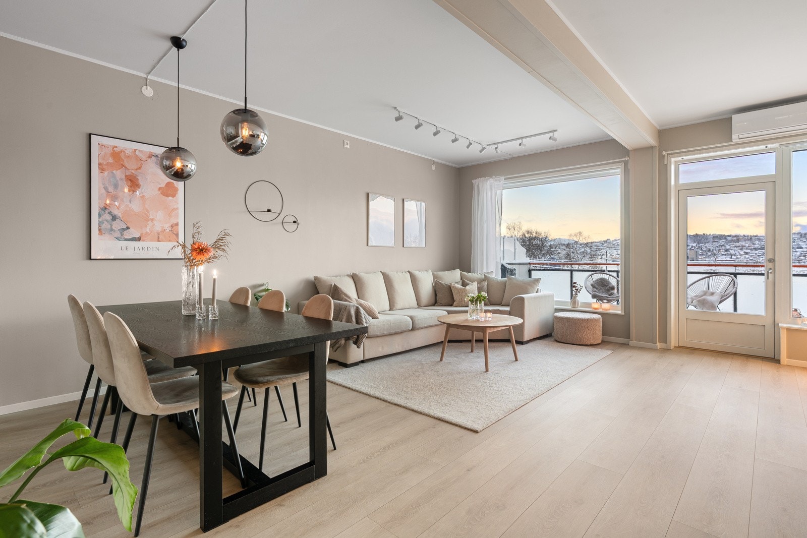 Stuen er romslig og gjør det enkelt å møblere i flere soner