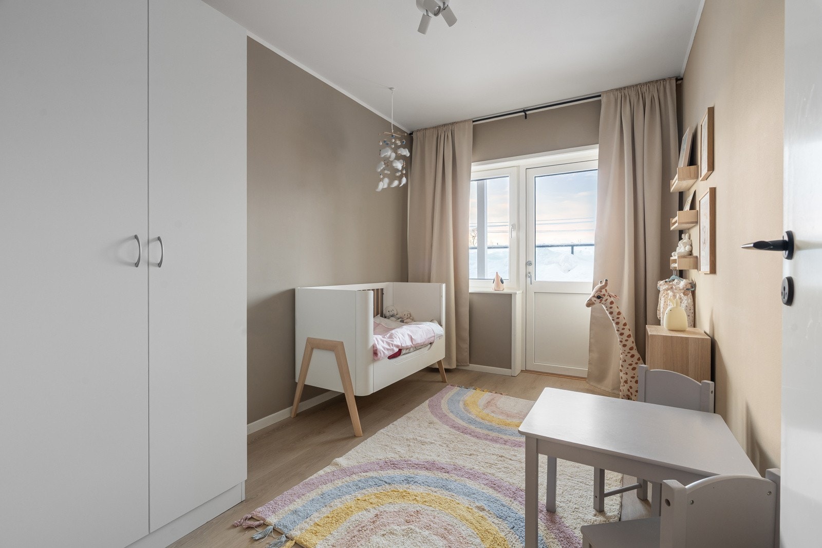 Soverom 2 har garderobeskap og utgang til den store vestvendte terrassen