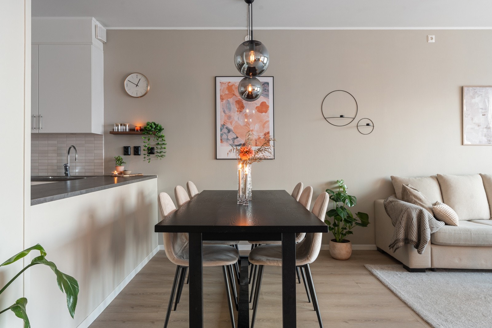 Her er det plass til et langbord, hvor man kan samles til hyggelige middager med venner og familie