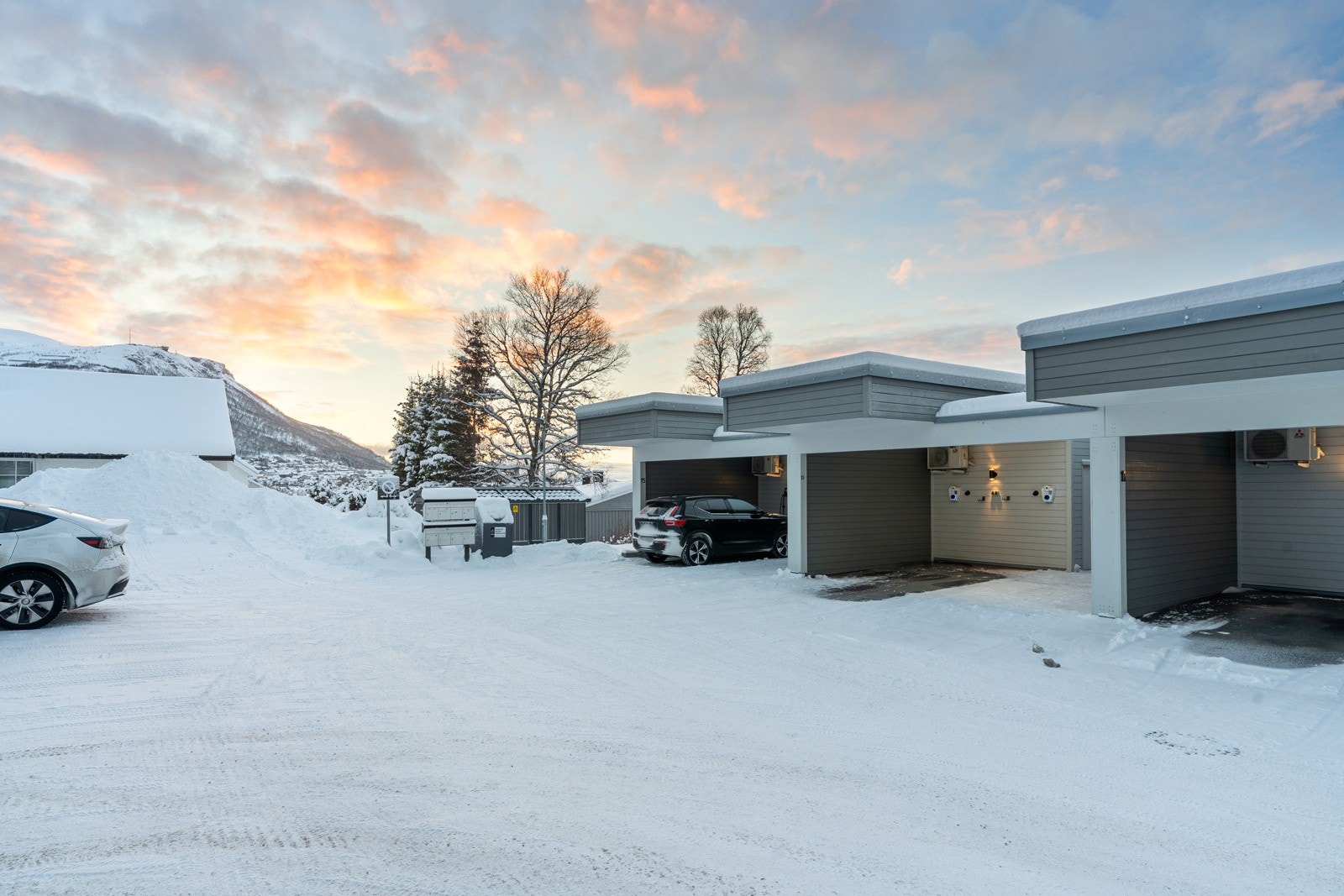 Her bor du fint til i et rolig, etablert og barnevennlig nabolag! Det er felles grøntarealer, gapahuk og lekeplass like i nærheten
