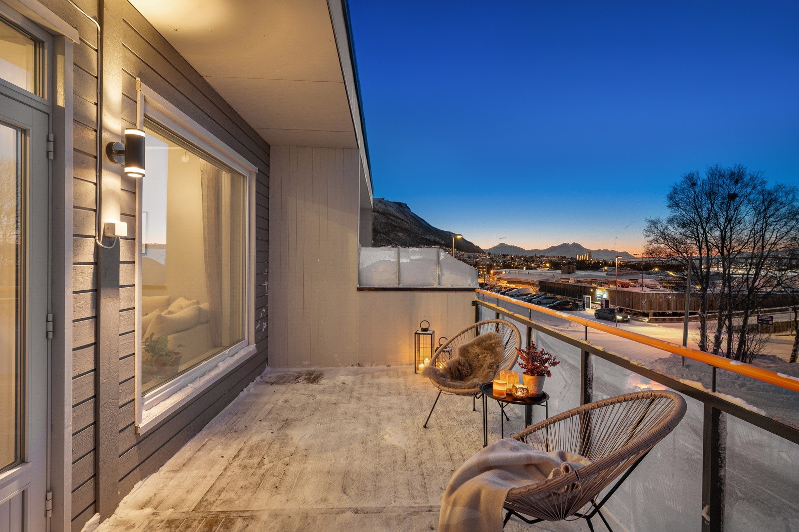 Fra stue er det utgang til balkong på ca. 22 kvm