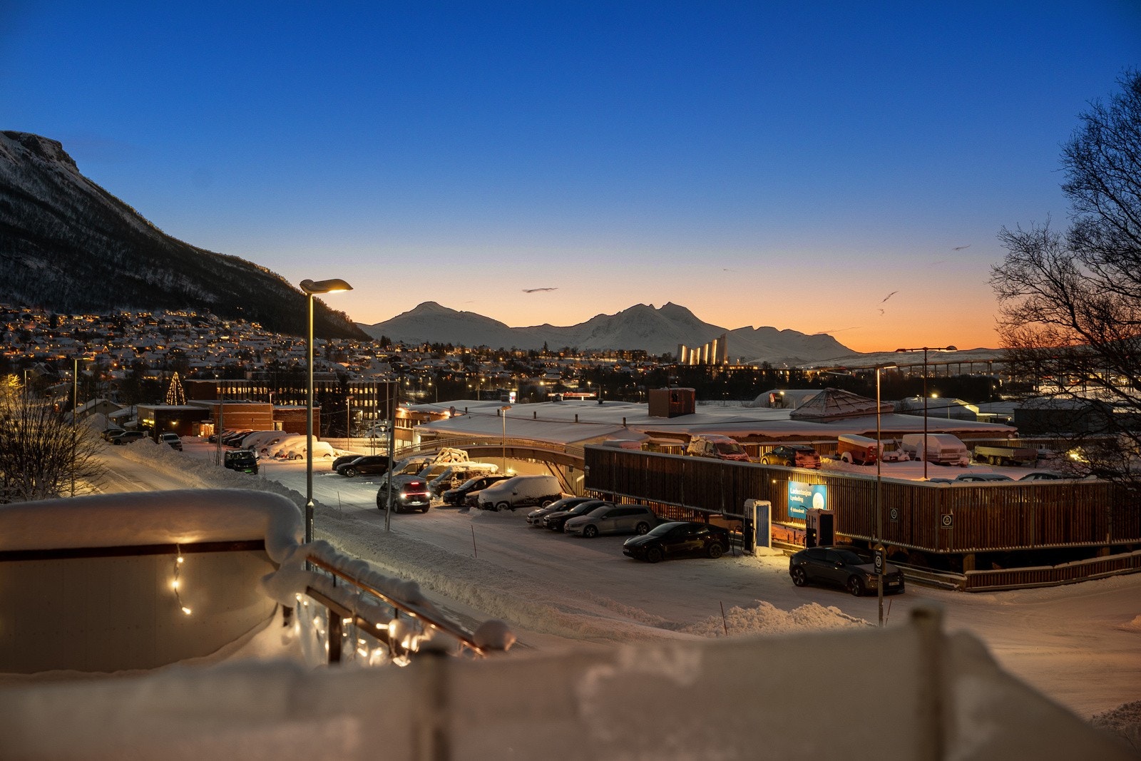 Utsikt mot Ishavskatedralen, Fjellheisen og området rundt!
