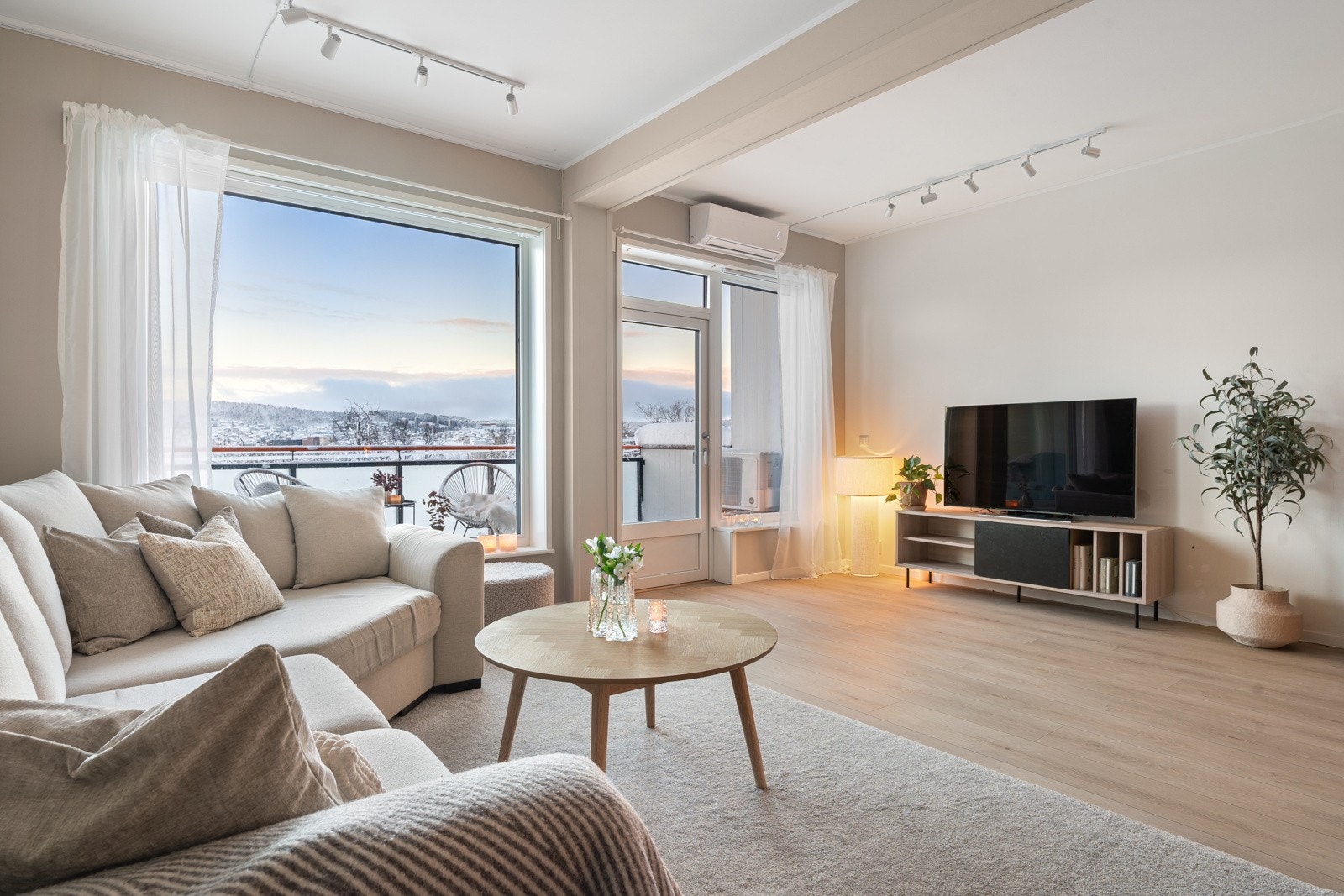 Stuen er preget av moderne fargevalg og har nytt gulv i 2023