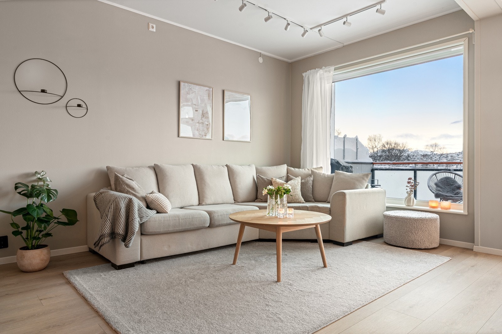 Lys og romslig stue med store vindusflater som sørger for godt med naturlig lysinnslipp