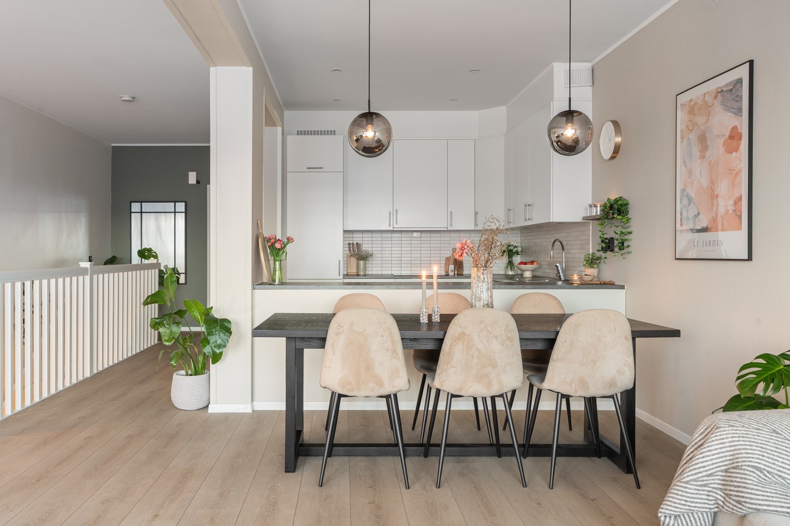 Boligen har innvendig bruksareal på 139 kvm og har en fin planløsning over to plan.