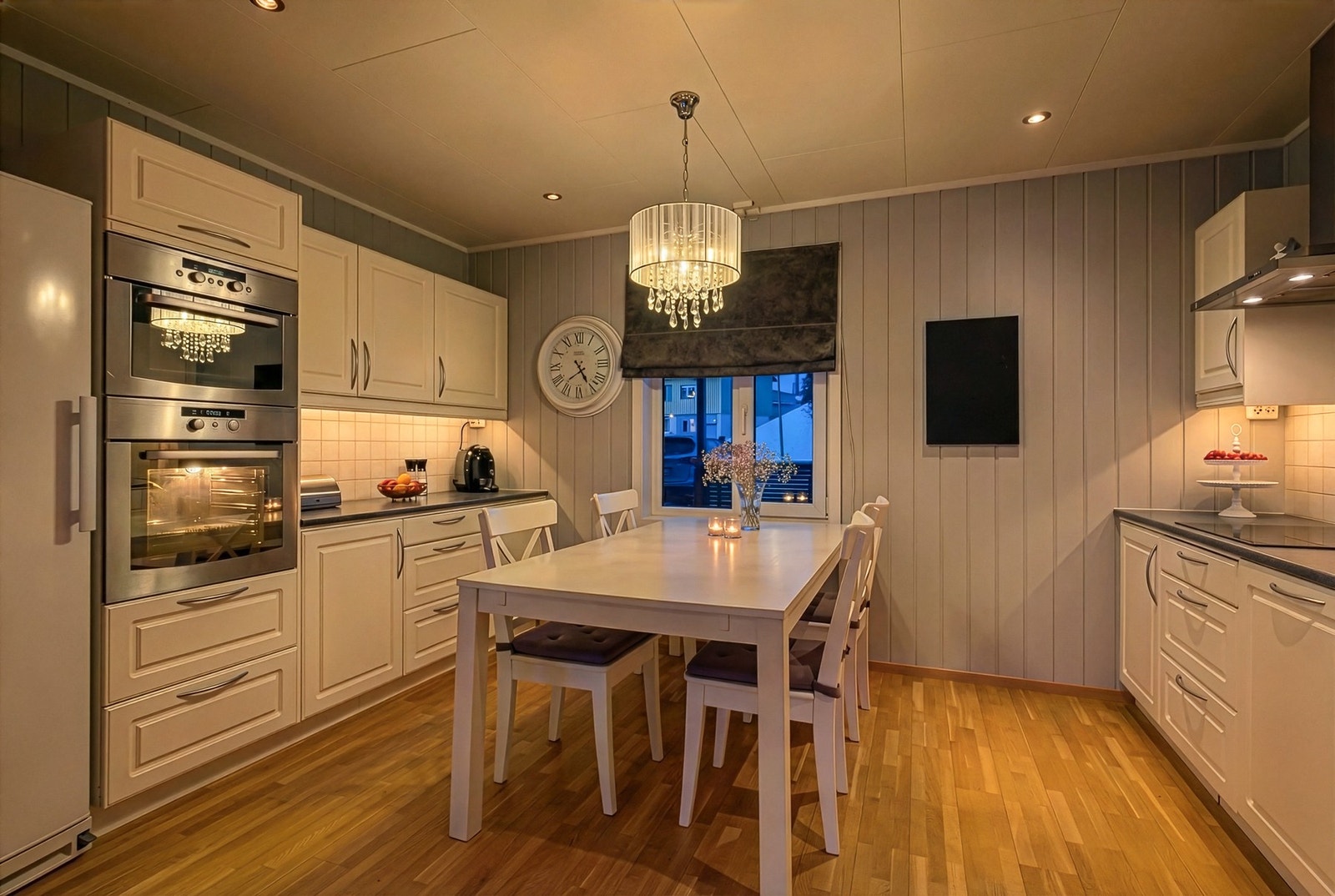 Spisesonen faller naturlig inn i rommet Galleribilde