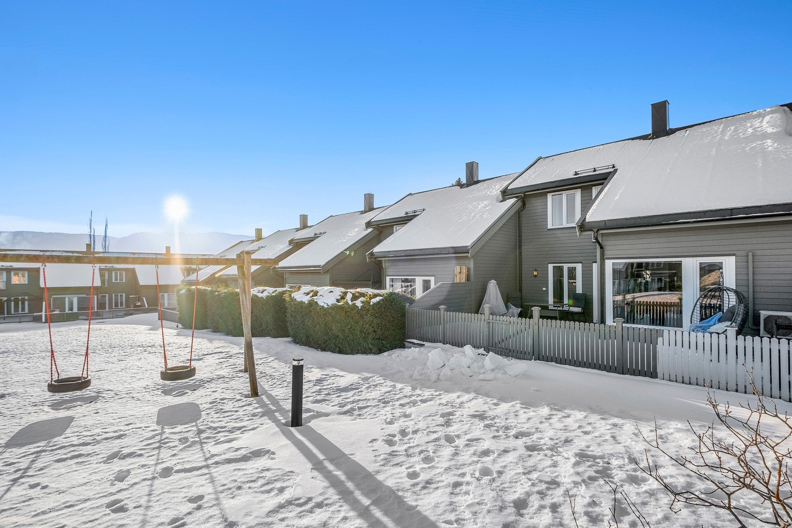 Rett utenfor er det et flott felles uteområde som barna kan benytte seg av Galleribilde