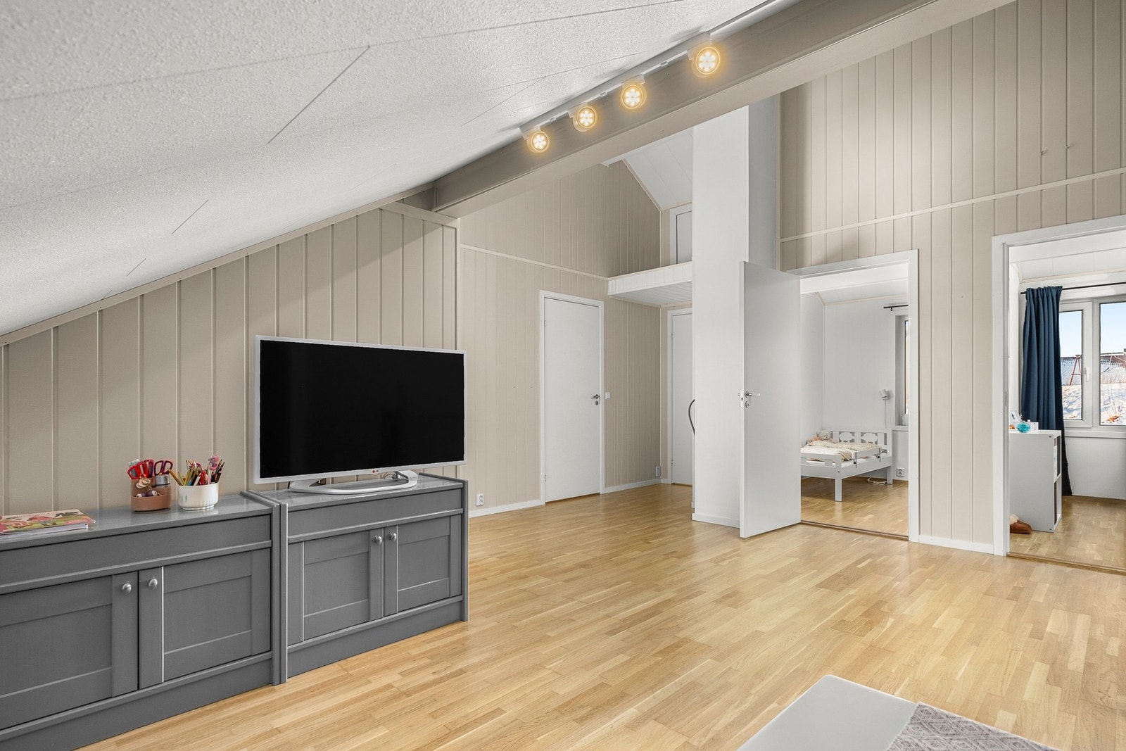 Videre opp i boligens 2 etasje finner vi den store loftstua Galleribilde