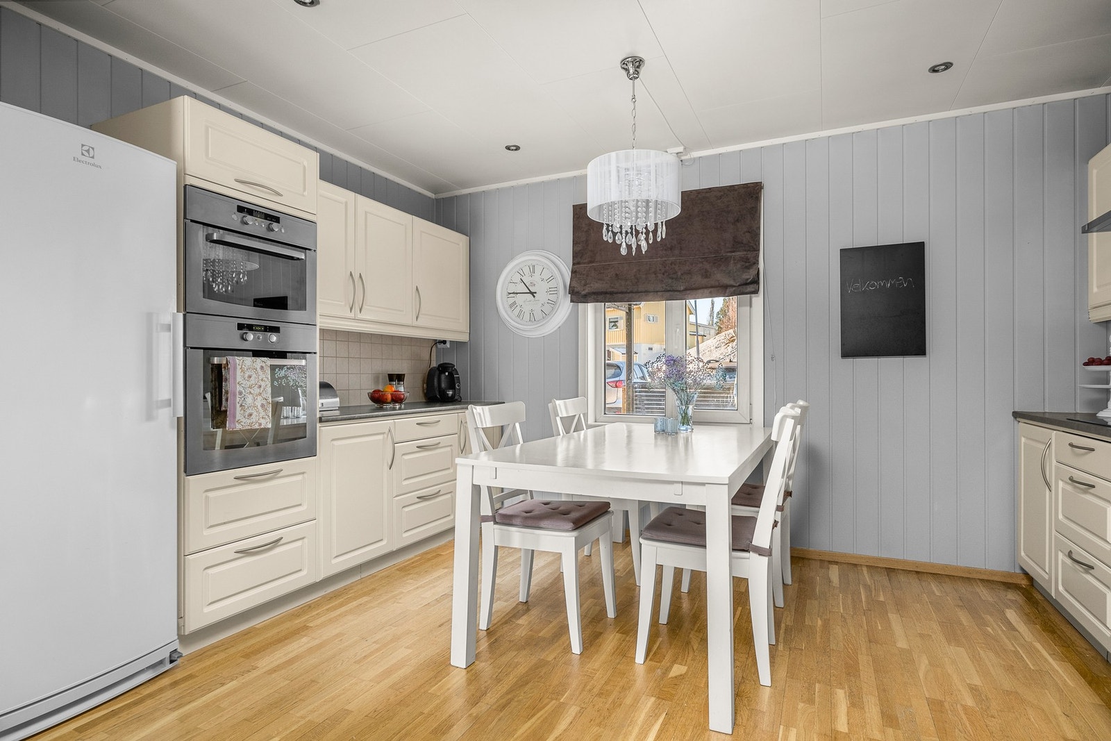 Innholdsrikt kjøkken med integrerte hvitevarer som platetopp, stekeovn, oppvaskmaskin og mikrobølgeovn Galleribilde