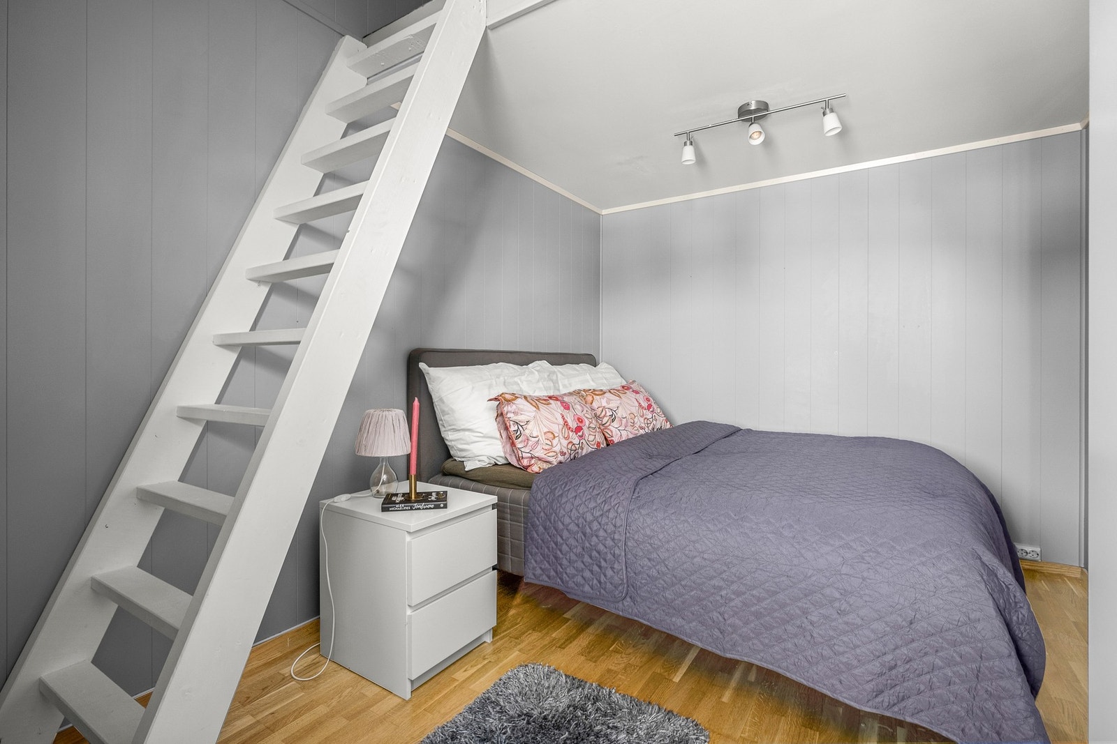 Her er det god plass til ønsket møblement samt oppbevaring på hems Galleribilde