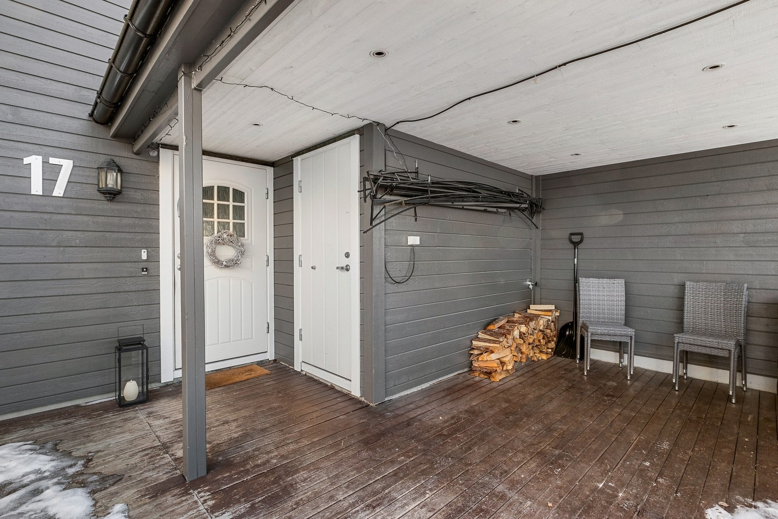 Overbygd terrasse ved inngangspartiet. Boligen disponerer 2 boder Galleribilde