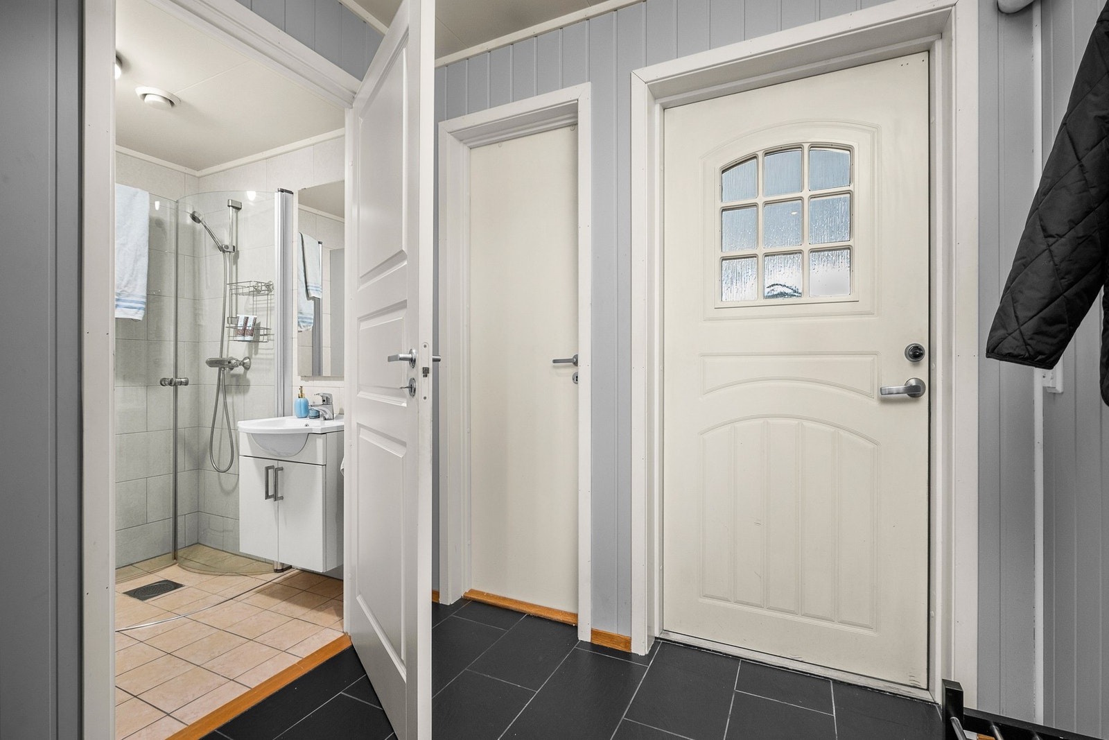 Entrè/hall er flislagt med varme i gulv Galleribilde