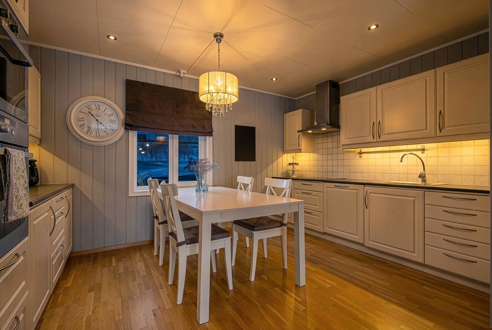 Her er det rikelig med benk- og skapplass Galleribilde