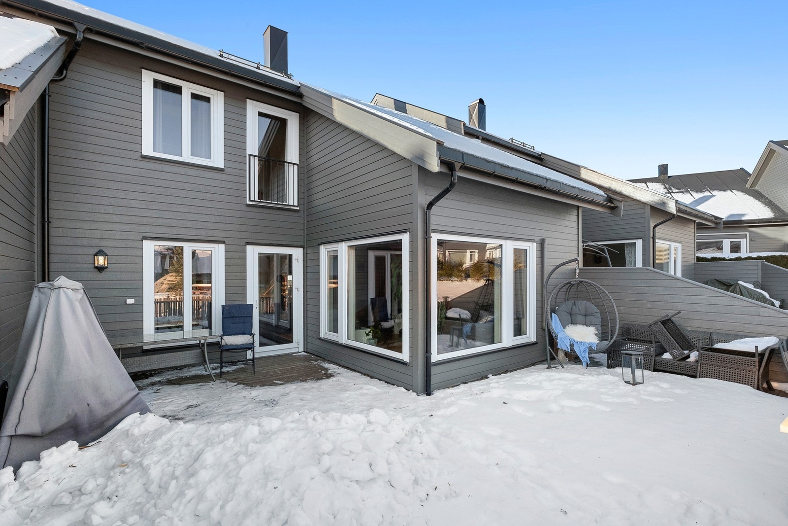 Terrasen måler hele 49 kvm. Det er terrasse på både fremsiden og baksiden av boligen. Galleribilde