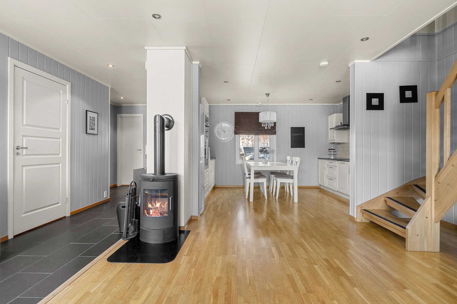 Fin vedovn som gir en god og lun atmosfære i rommet Galleribilde