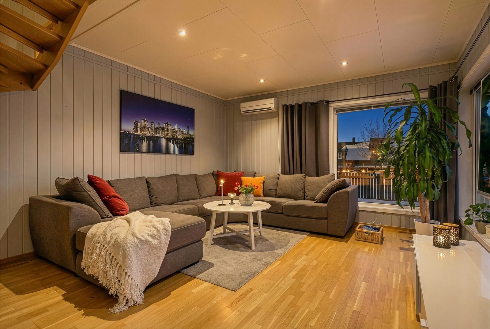 Boligen oppvarmes via elektrisitet, varmepumpe og vedovn Galleribilde