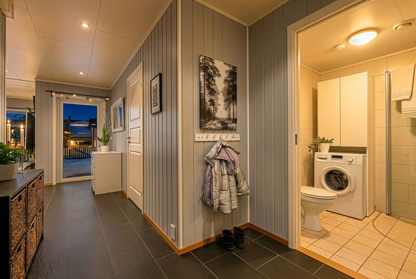 Entrè/hall er flislagt med varme i gulv Galleribilde