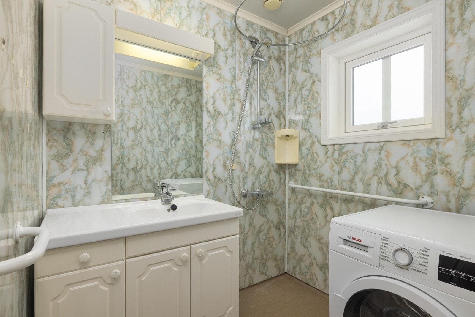 Bad i 2.etasje har ikke vært i bruk på mange år og bør oppgraderes. Galleribilde