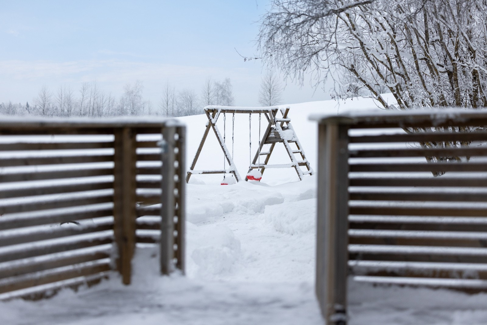 Adkomst fra terrassen og videre ned til hagen. Galleribilde