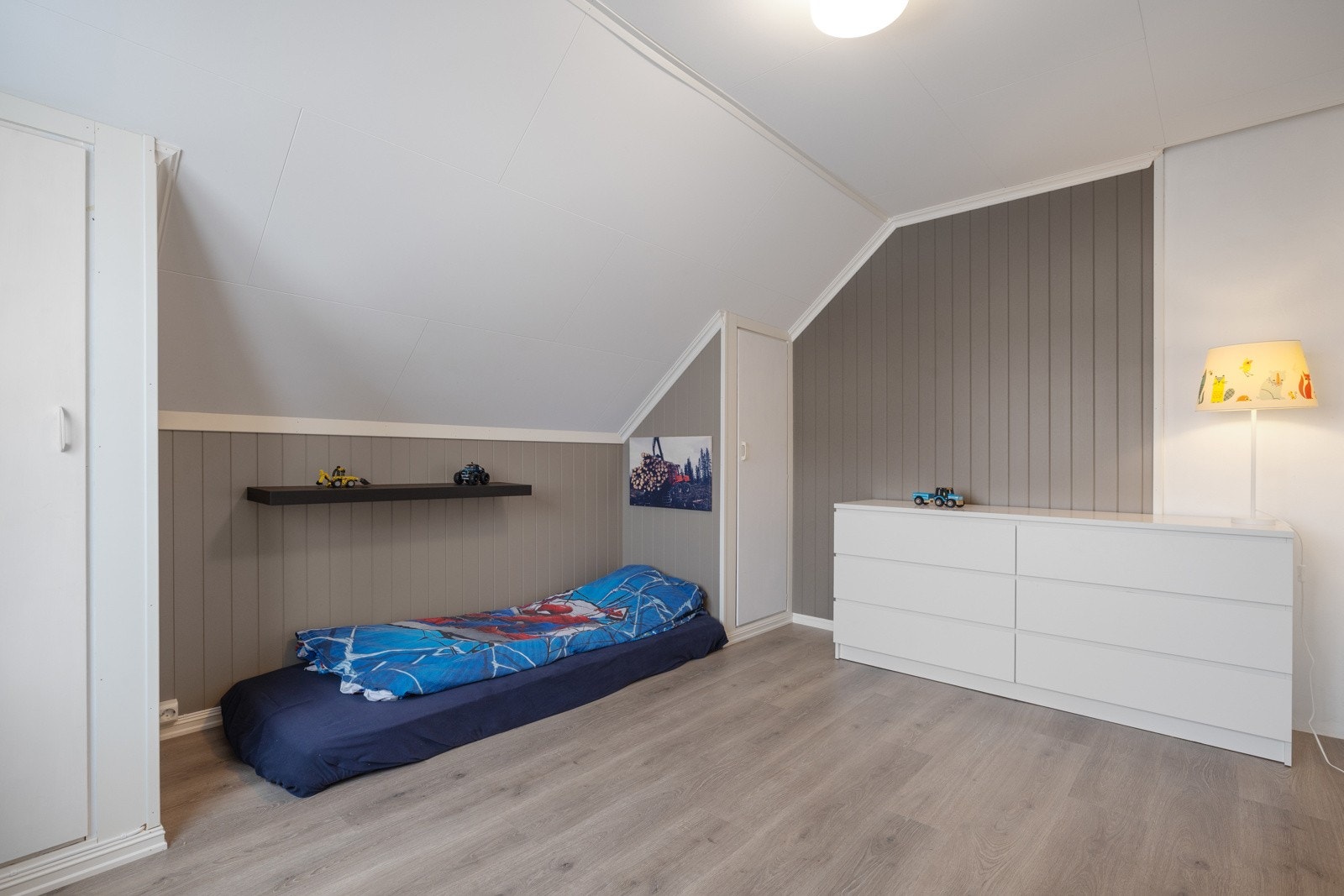 Et koselig barnerom, kan også benyttes til kontor eller garderoberom. Galleribilde