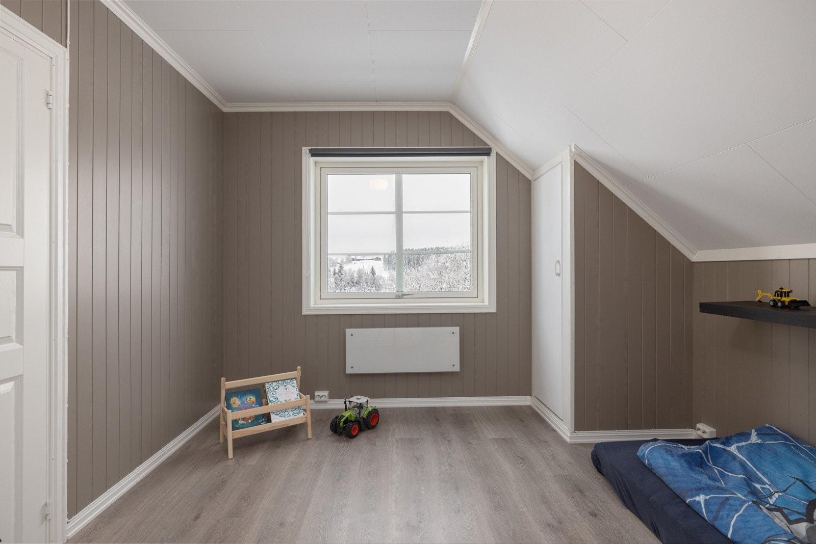 Videre fra hovedsoverommet kommer du inn til et annet soverom. Galleribilde