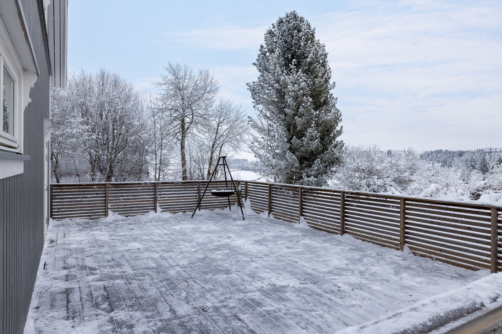 Stor terrasse hvor du kan lage deg en kjempefin uteplass. Galleribilde