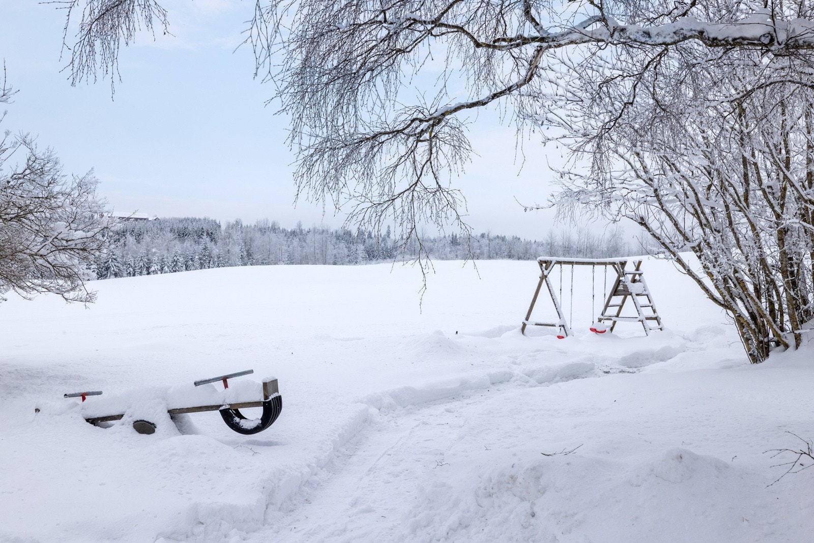 Hyggelig, barnevennlig og skjermet uteplass på baksiden av huset. Galleribilde