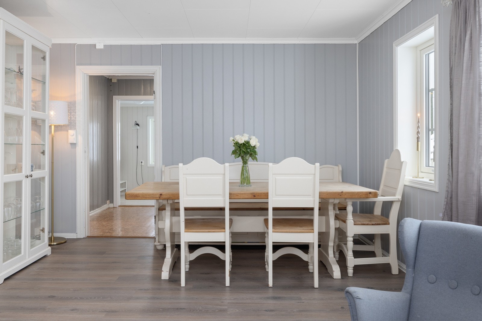 Stue i vinkel med god plass til både spisestue og sofagruppe. Galleribilde