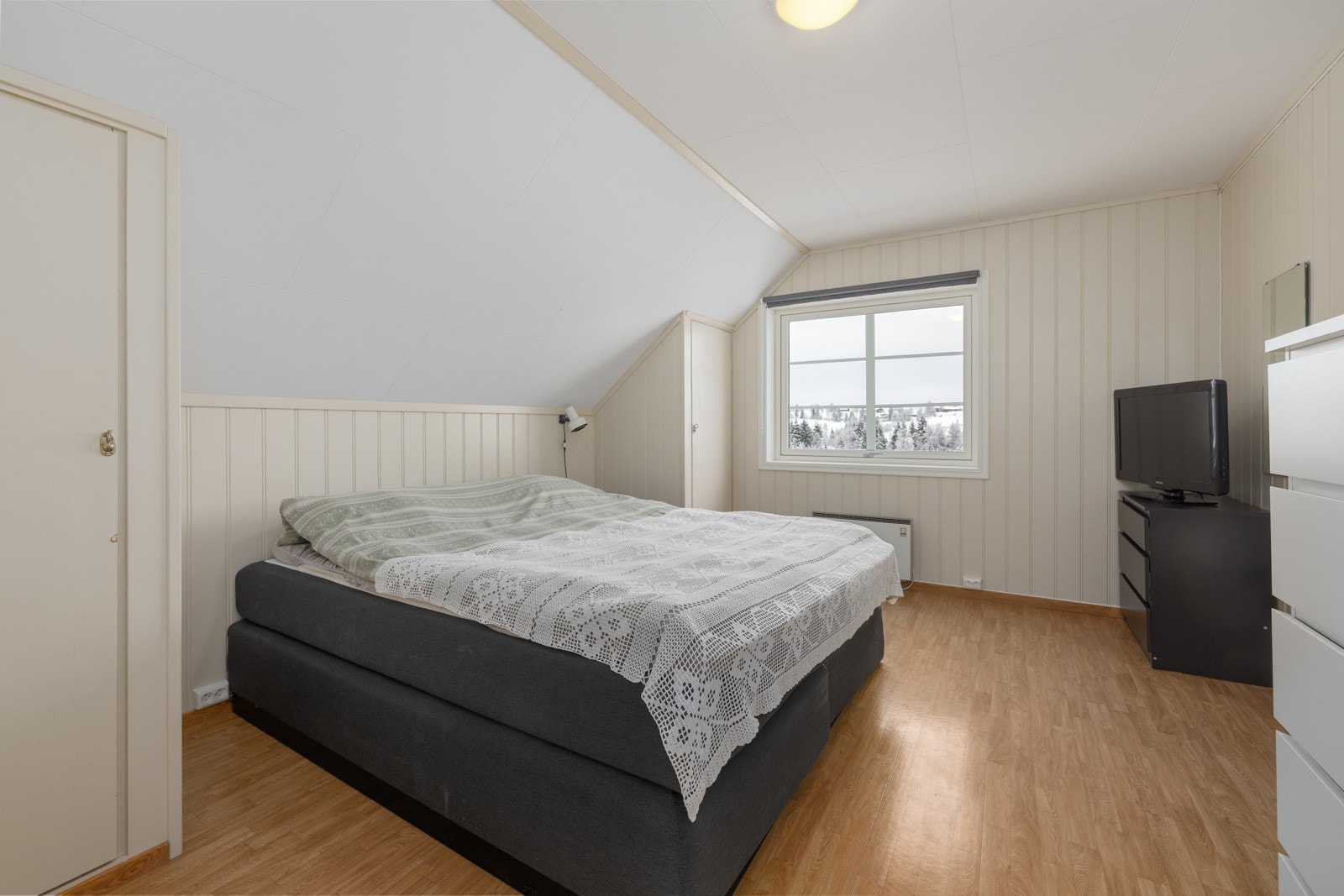 Her er det integrert skap på hver side av sengen. Galleribilde