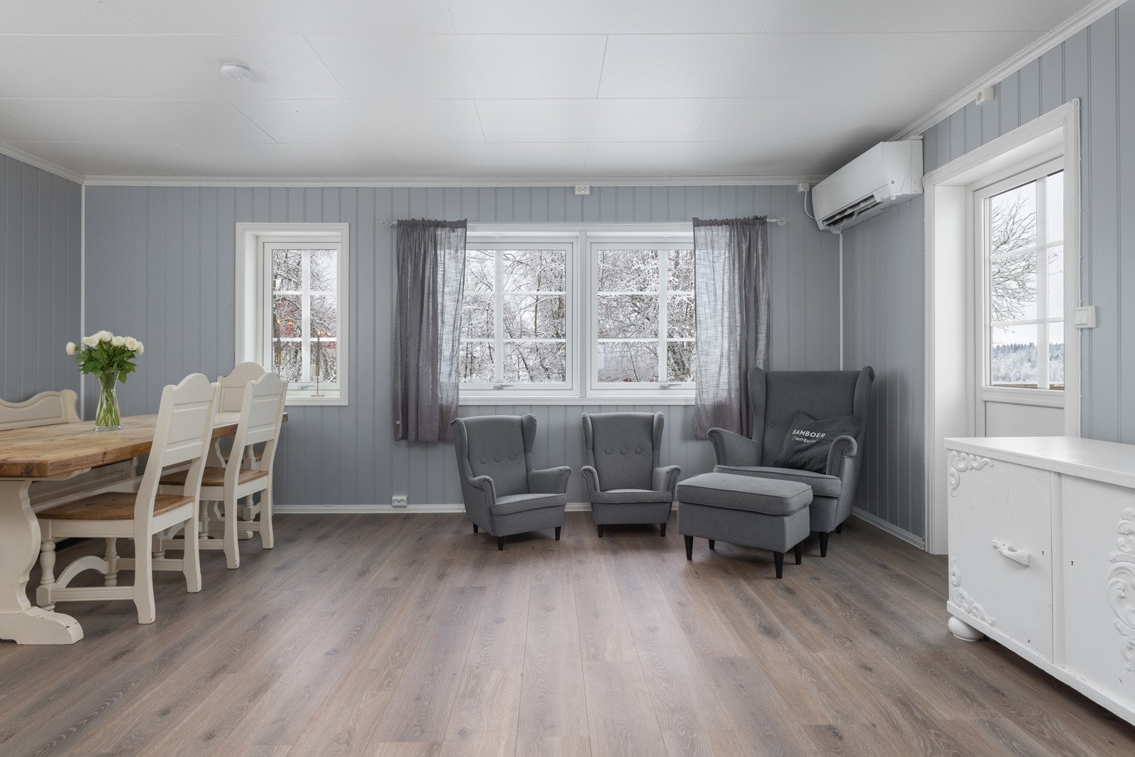 Det er både varmepumpe og vedovn i stuedelen. Galleribilde