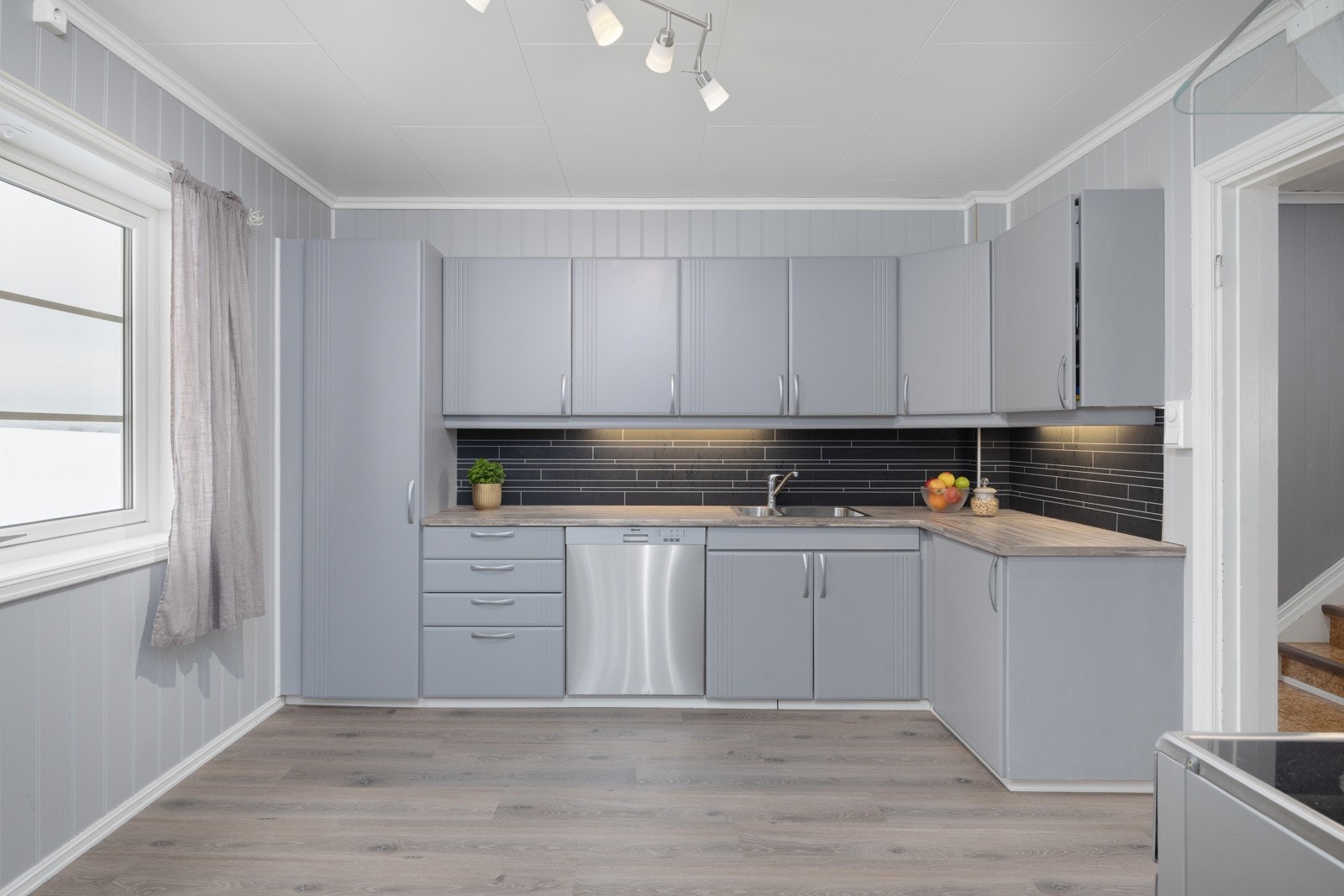 Romslig kjøkken som også har plass til spisebord om man ønsker. Galleribilde