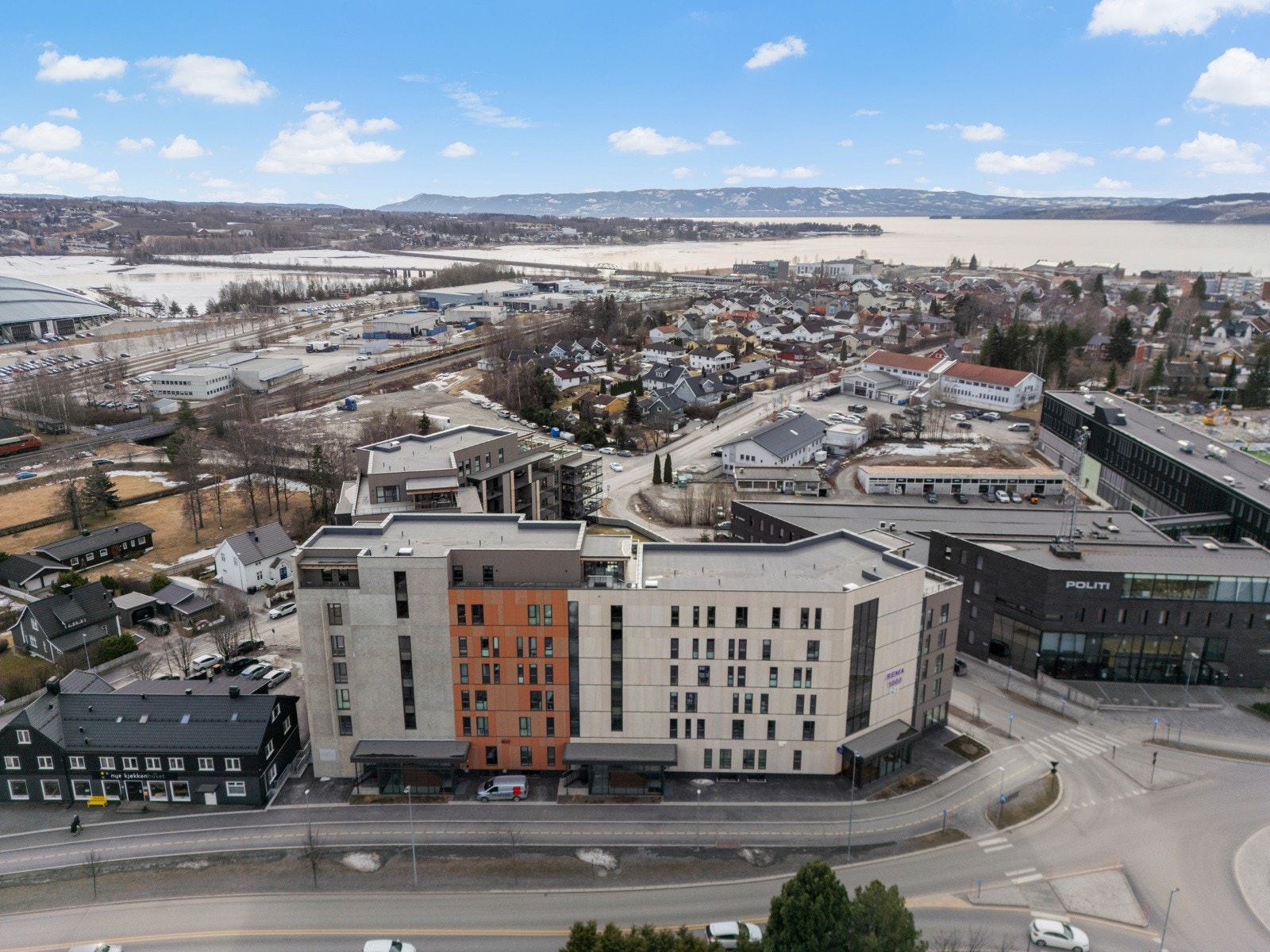 Leiligheten ligger sentralt til med gangavstand til alt du måtte ha behov for i hverdagen. Galleribilde