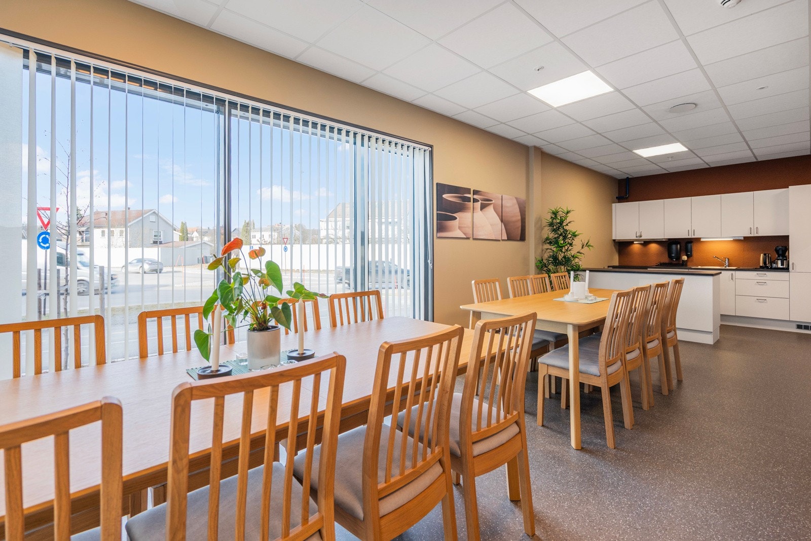 Her er det god plass og muligheter for både møtevirksomhet og sosiale lag. Galleribilde