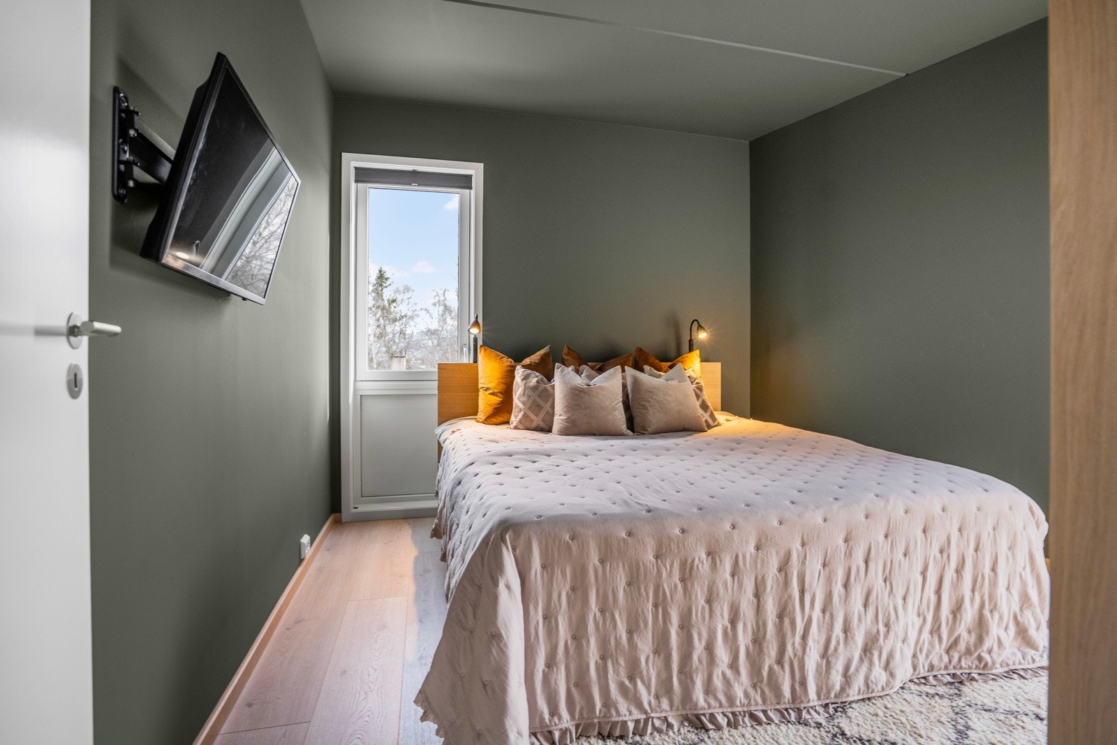 Hovedsoverommet er romslig og med et delikat fargevalg. Galleribilde