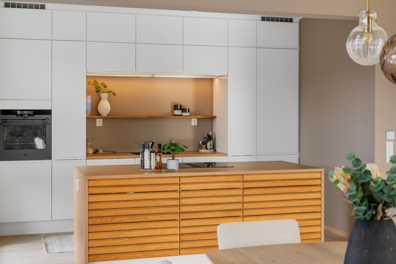 Dette er en moderne leilighet med et moderne kjøkken som har integrerte hvitevarer. Galleribilde