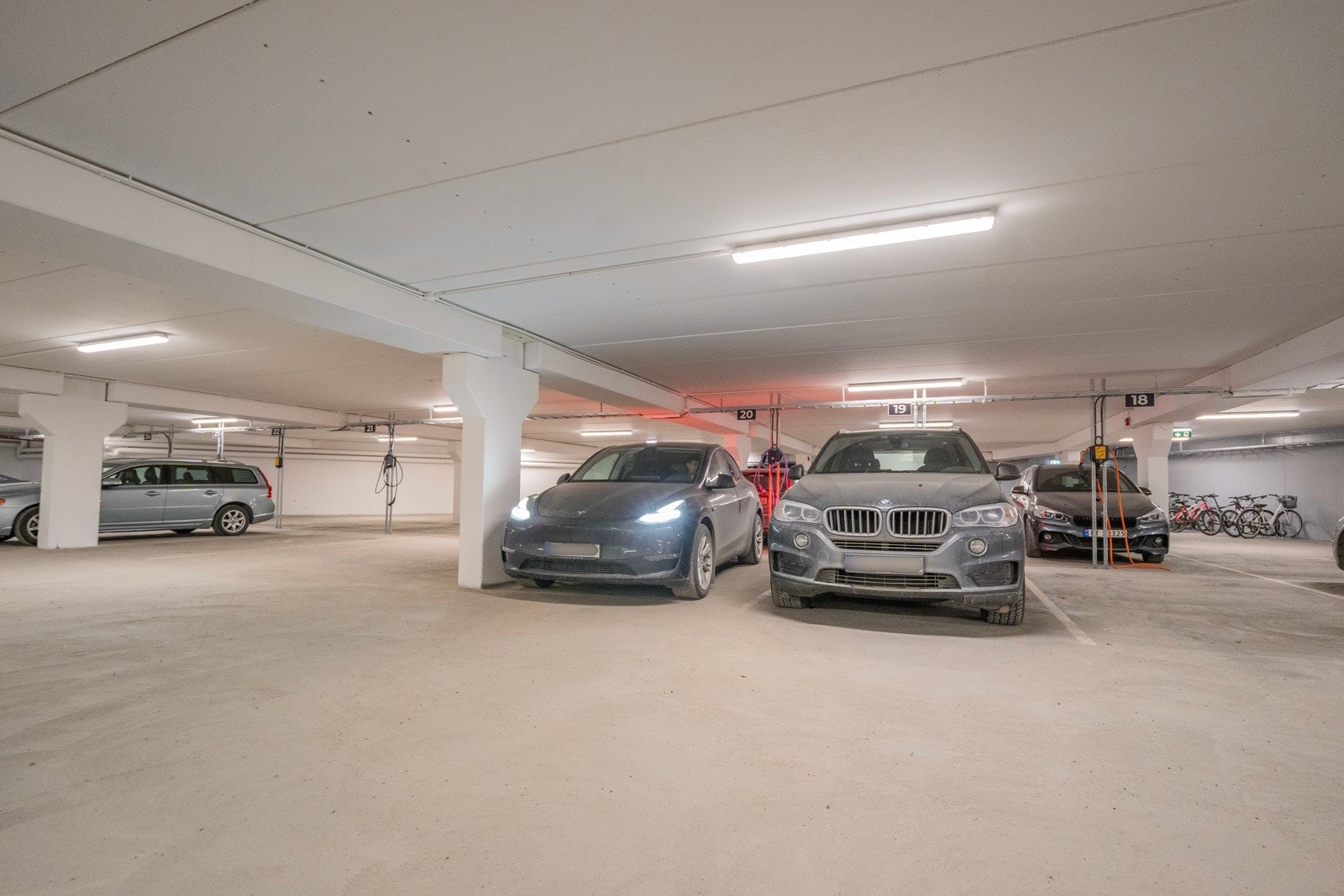 Garasjeplass med elbillader. Galleribilde