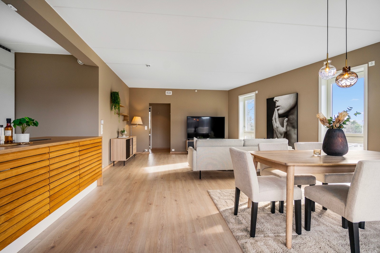 Kjøkkenet ligger i åpen løsning mot spisestuen og skaper et luftig og sosialt oppholdsrom. Galleribilde