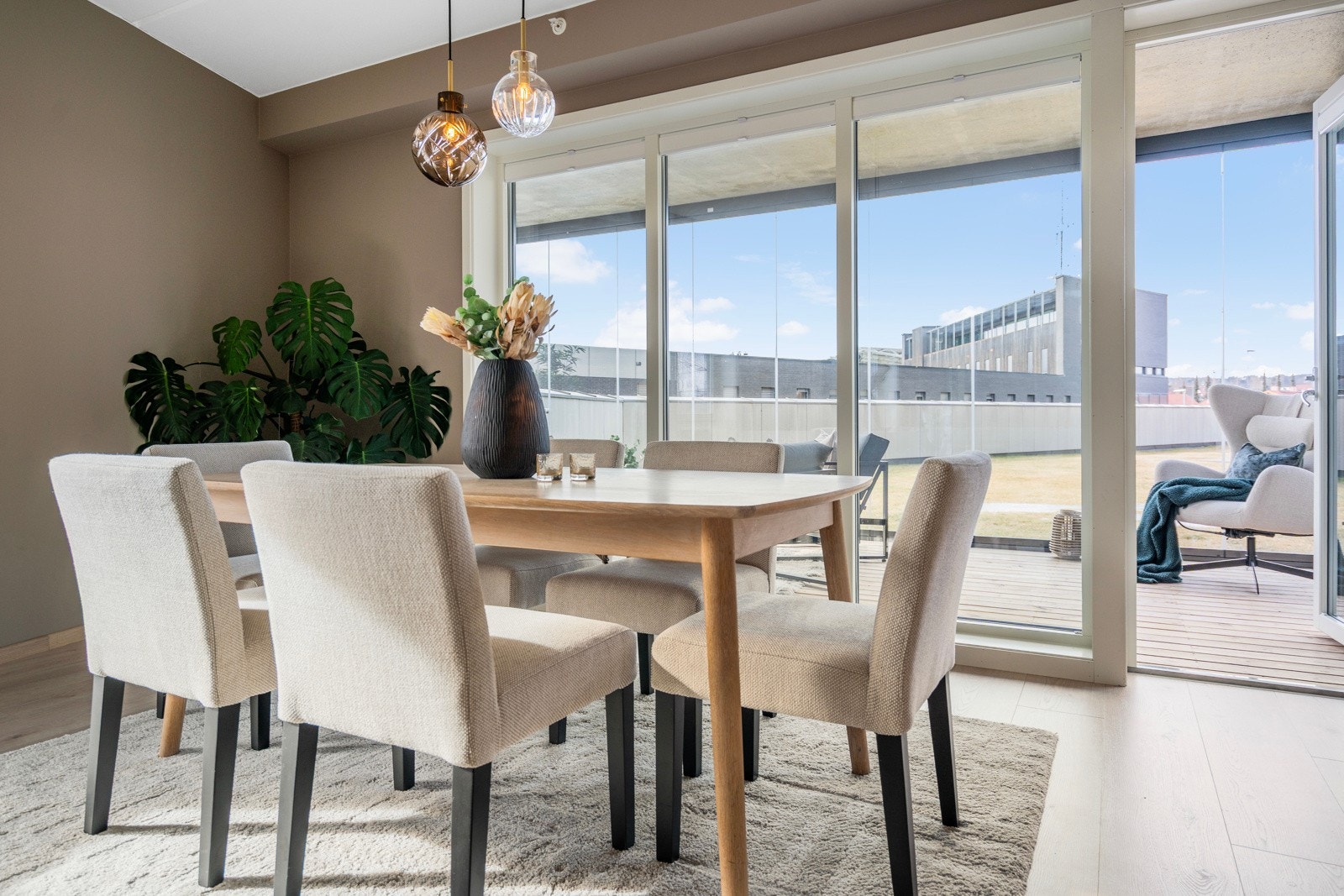 Fra spisestue er det ugang til en hyggelig uteplass. Galleribilde