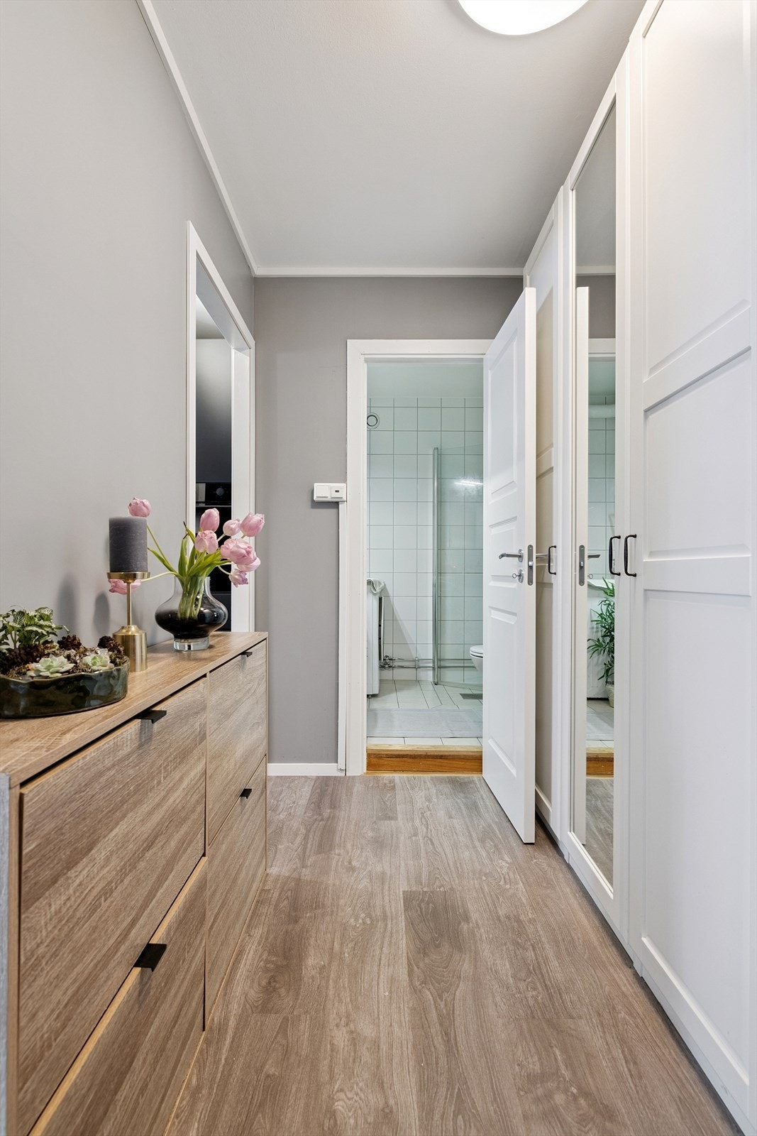 Gang med stor garderobe Galleribilde