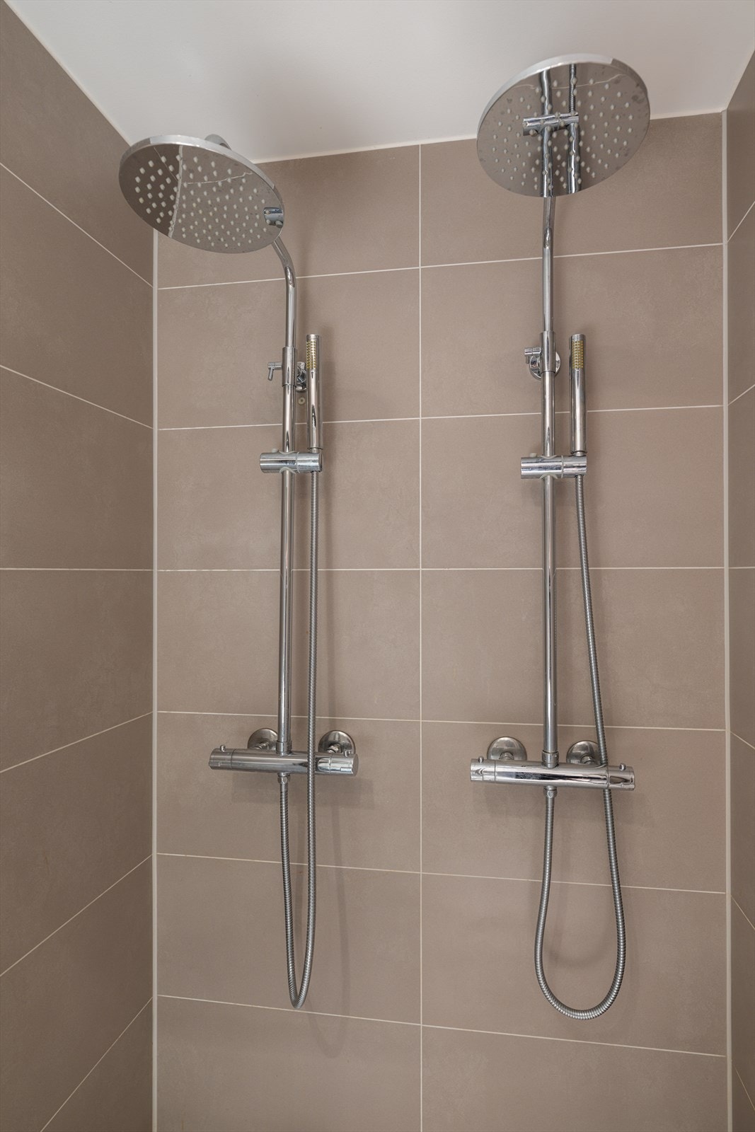 I tillegg er det en dobbeldusj med skyvedør i herdet glass Galleribilde