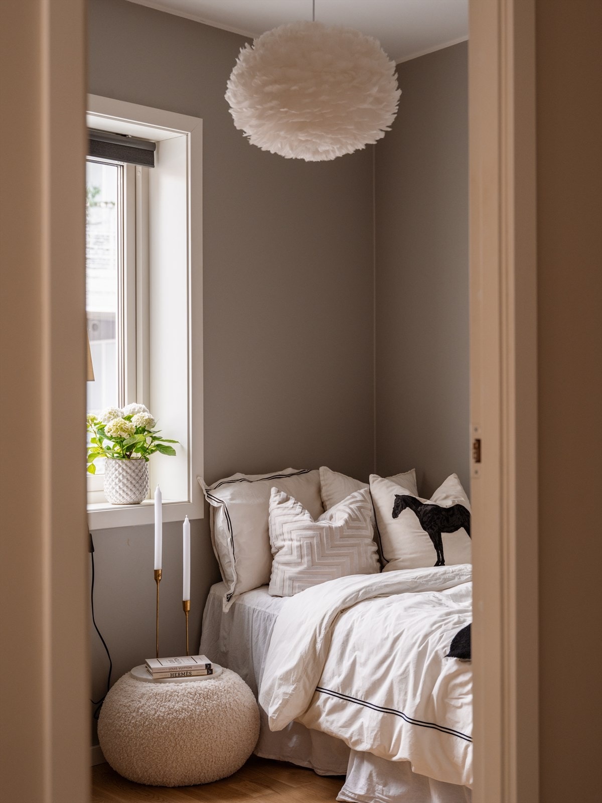 Det andre soverommet er noe mindre, men ligger mot samme trafikkstille område Galleribilde