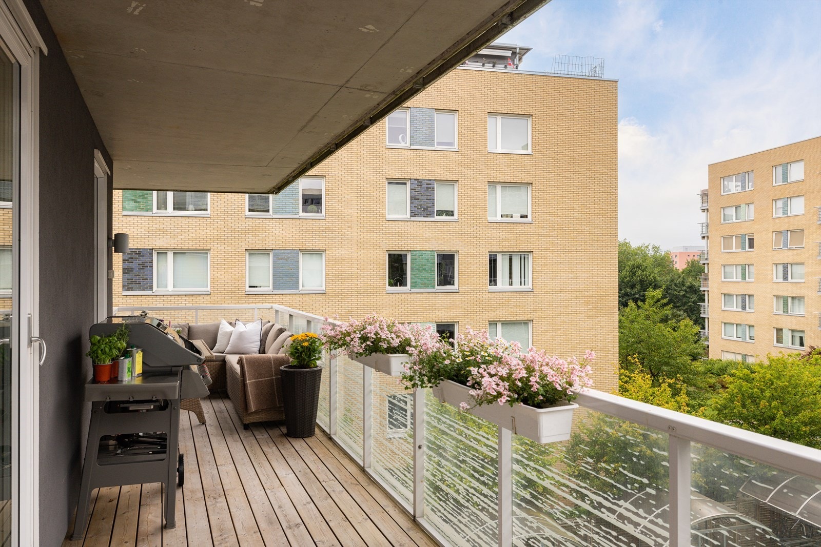 Her er det lagt terrassebord på bjelkelag og det er rekkverk i metall med glass i felt Galleribilde