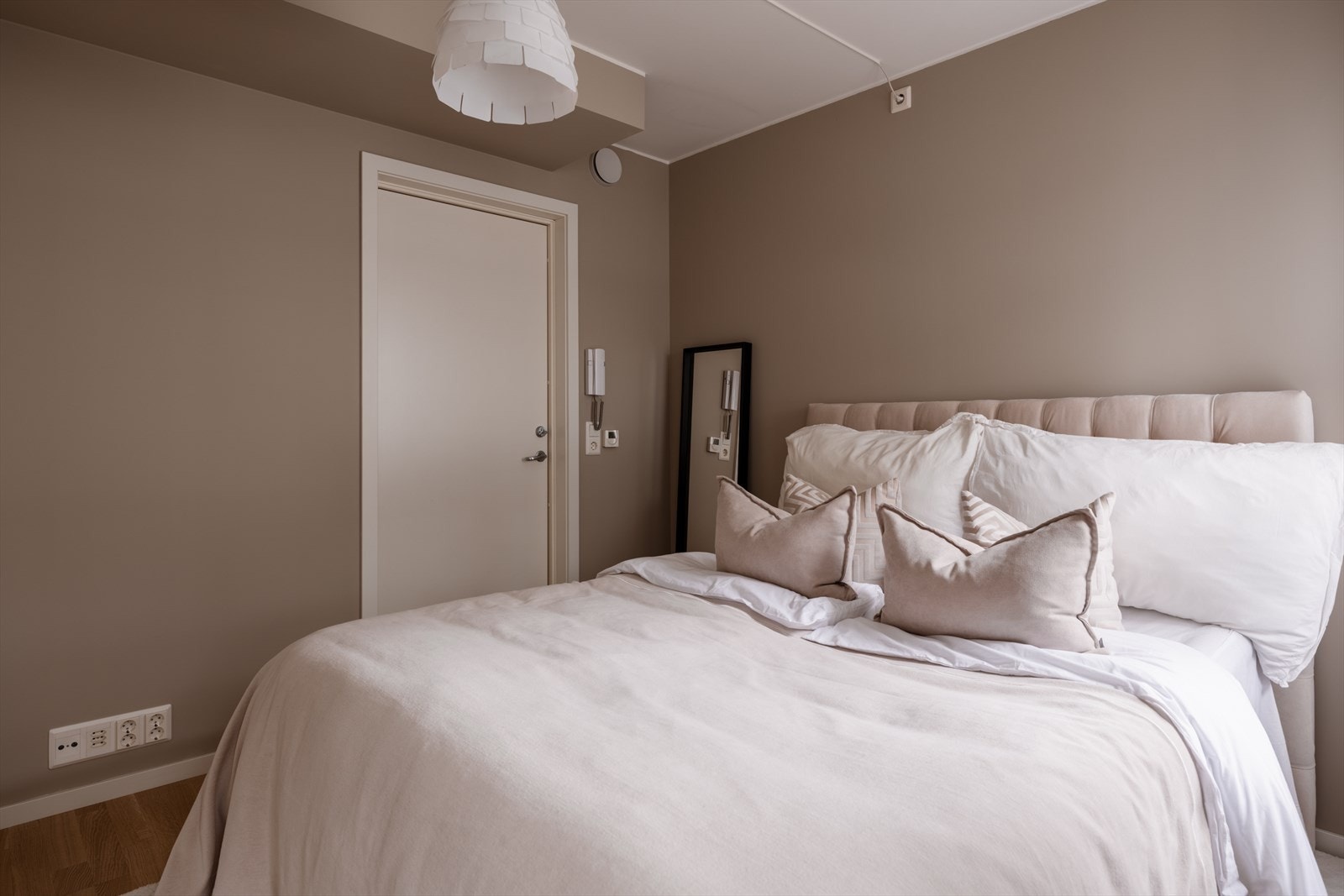 Stort rom som kan brukes til mangt, også soverom dersom men ikke ønsker å leie ut denne delen Galleribilde