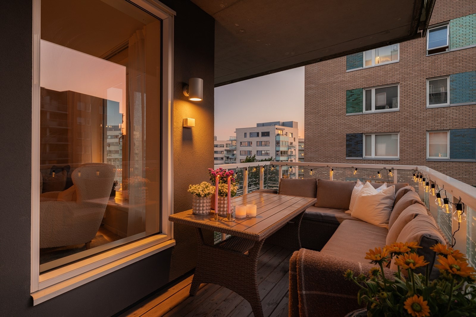 Selger opplyser om at det er sol fra ca. kl. 13 til 18 på sommerstid Galleribilde